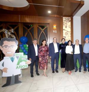 Laboratorio Bueso Arias celebró su aniversario 75 con una gala que reunió a colaboradores de las distintas ciudades. Los invitados pudieron disfrutar de un evento ameno y con detalles significativos que mostraban parte de la historia y evolución que ha tenido la compañía. En la foto: Rodolfo, Suyen, Eduardo, Romina, Mónica, Abraham y José Jorge, Ana Clemencia Bueso y Juan Ferez