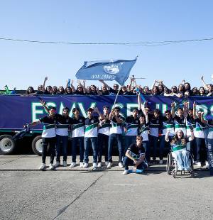 Pick-ups adornados con globos, frases en los vidrios y la animación de Dj Beat marcaron el inicio de la caravana de los 59 seniors 2026 de la Escuela Bilingüe Santa María del Valle. El punto de encuentro fue el parqueo del Comisariato Los Andes, donde, vistiendo jeans y la camiseta con los colores de su institución, posaron junto a sus familias antes de arrancar con entusiasmo su último primer día de clases bajo el lema “The rest is still unwritten”, a pocos meses de convertirse en bachilleres en ciencias y humanidades.