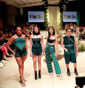 La emoción, la adrenalina y la sed de conquistar las pasarelas se aprecieron en los modelos divertidos, juveniles y con diseños bastante sexy, juguetones que presento Erick Molina, durante Bac Estilo Moda, donde el protagonista de su conquista fue el denim , logrando elaborar piezas únicas.