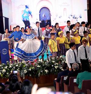 Macris School conmemoró cuatro décadas de excelencia educativa con una vibrante gala cultural, en la que se destacó la trayectoria de la institución, la dedicación de sus estudiantes y el legado de sus fundadoras, Ana Rubiano-Merriam y Mónica Pedemonte-Weddle.