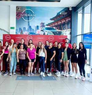 Nissan y Revista Estilo se unieron para brindar una experiencia de bienestar única. Ofrecieron a los clientes de la marca una sesión de yoga diseñada para comenzar su día con energía positiva, calma y conexión interior. En la foto: Grupo de participantes al Rev &amp; Relax.