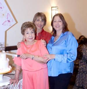 Radiante y feliz, Maruca Faraj celebró un año más de vida en el salón Real I del Hotel Real Intercontinental, donde sus hijas Julie, Liset y Lilian le organizaron una emotiva fiesta rodeada de familiares, amigas y damas del Club Jardinería San Pedro Sula. Con un ambiente primaveral decorado por Riela Pérez y Jackie Cabrera, las mesas lucieron hermosos arreglos florales mientras las invitadas disfrutaban de un buffet internacional en el lobby. La mañana transcurrió entre felicitaciones, obsequios, música alegre y amenas charlas, reflejando el cariño y la bendición de compartir un día tan especial junto a la homenajeada.