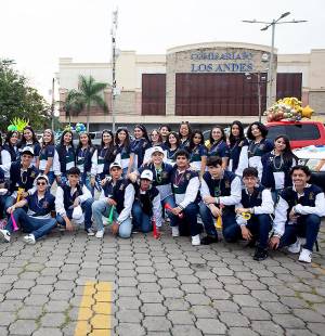 Una mañana repleta de diversión y detalles de carnaval marcó el inicio del primer día de clases para los seniors 2024 de Seran School. Esta emocionante jornada comenzó en el estacionamiento del Comisariato Los Andes, donde los alumnos lucieron collares, chamarras, se tomaron selfies y fueron recibidos con alegría por sus padres. La caravana estaba conformada por una vistosa plataforma decorada estilo carnaval, a la que se le unieron varios pick up, jeep y razer decorados con globos