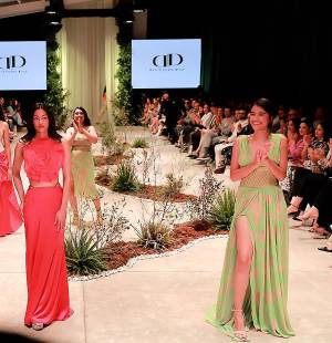Romántica y elegante así fue la colección que presentó Damayra Paz durantela VIII edición de BAC Estilo Moda 2023. Una colección inspirada en las obras del artista impresionista Pierre Renoir, donde fusiona el arte y la moda, piezas bordadas que evocan a la época y los textiles delicados a la alta costura, pero agregando transparencias y cortes a la cadera para darle un toque más moderno y sensual.