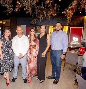 En un ambiente elegante y distinguido, al ritmo de violines y entre brindis de copas, Banco Atlántida ofreció una velada especial a sus clientes en el reconocido restaurante francés Mon Ami, en la ciudad de San Pedro Sula. En la foto: Dennis Madrid, Soany Cadario, Diana Ramos, Mario Pineda, Alma Cáceres, Monique García y Álvaro Herra.