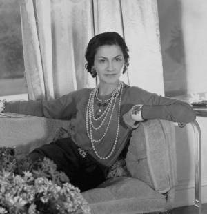 Coco Chanel fue una de las mujeres más importantes del siglo XX y dejó un legado en la historia de la moda. Fundó una de las firmas más reconocidas del mundo y transformó la moda con diseños llenos de alta costura, perfumes, bolsos, accesorio.