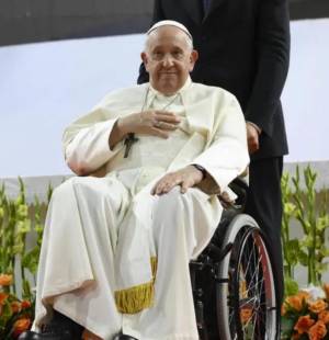 La muerte del Papa Francisco ha resonado más allá de los muros del Vaticano, provocando una oleada de mensajes de condolencia desde todas las esquinas del mundo. Líderes políticos, jefes de Estado y figuras influyentes han alzado la voz para rendir homenaje a un pontífice que trascendió las fronteras del catolicismo y se convirtió en un símbolo global de compasión, justicia social y diálogo. Con palabras cargadas de respeto y admiración, los mensajes coinciden en reconocer el legado de un hombre que predicó con el ejemplo, y cuya partida deja un vacío difícil de llenar en el escenario espiritual y diplomático del siglo XXI.