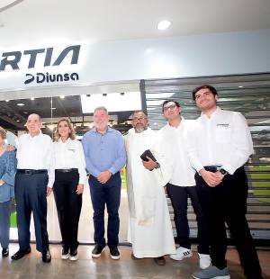 Viviana Faraj, Giuliana Larach, Mario Alejandro, Mario, Lily y Jorge Faraj con Diana Larach, Roberto Contreras, Carlos Mejía, Salvador Panayotti y Jorge Alberto Faraj.