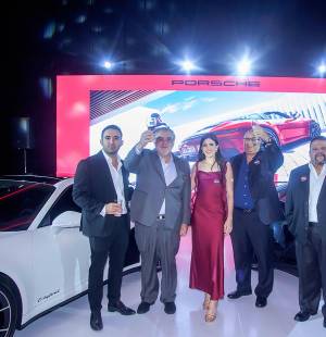 Con más de seis décadas de historia, el Porsche 911 sigue siendo un referente mundial del automovilismo, fusionando tradición, innovación y un diseño que trasciende el tiempo. Lama Motors, distribuidor oficial de Porsche en Honduras, presentó en una exclusiva velada en el salón Napoleón V del hotel Copantl &amp; Convention Center la nueva generación del 911 Carrera 4 GTS, un modelo que marca un hito en desempeño, tecnología y sofisticación, siendo el primer 911 homologado para carretera con un sistema híbrido de alto rendimiento especialmente ligero. En la foto: Fernando y Carlos Lama, Daniela Lama de Brito, Alfredo León Gómez y Francisco Abadie. durante el brindis del lanzamiento del Porsche 911.
