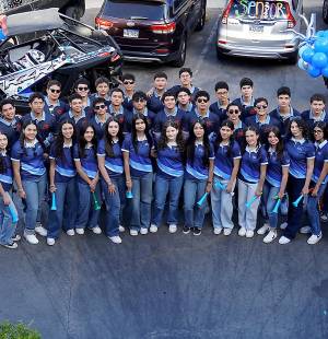 Las generaciones 2026 de Antares y Aldebarán iniciaron su último año escolar con gran entusiasmo. La jornada comenzó con un alegre desayuno en Pollo Supremo, donde compartieron risas y capturaron recuerdos en muchas fotografías. Más tarde, se movilizaron hacia sus respectivas escuelas en vehículos decorados, donde la celebración continuó entre aplausos, música y palabras de ánimo para los alumnos de duodécimo grado.
