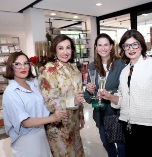 Entre música navideña y un ambiente en el que resaltaban hermosas piezas decorativas, Eleganza celebró su 21 aniversario en Tegucigalpa. Carolina Canahuati, fundadora del establecimiento, recibió a sus invitadas, quienes descubrieron detalle a detalle las últimas tendencias para recrear ambientes espectaculares en esta época festiva. En la imagen, Blanca Bendeck, Carolina Canahuati, Lucía Nasser y Patricia Corrales