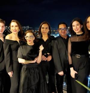 En lo más alto de la ciudad, con un paisaje iluminado como telón de fondo, Zielo Rooftop se convirtió en el escenario de una velada inolvidable. La experiencia, en alianza con Ron Zacapa y Baruch Studio, reunió a invitados selectos para disfrutar de una cena de cinco tiempos, una cata guiada y el esperado lanzamiento de nuevos cócteles de autor. Una noche única en la que la mixología y la gastronomía alcanzaron su máxima expresión, acompañadas de música en vivo y vistas incomparables. En la foto: Emir Rivera, Sonia Paz, Blanca Bendeck, Miguel Chong y Ana Melissa Paz.