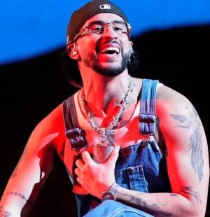 Bad Bunny dio inicio a su histórica residencia denominada “No me quiero ir de aquí” en su país de origen, Puerto Rico, con la que se espera reunir al menos a 400 mil fans de todo el mundo. El cantante se ha convertido en uno de los más escuchados en todo el mundo, tanto en plataformas de Spotify como de Apple Music. Aquí te contamos algunos datos de este increíble show.