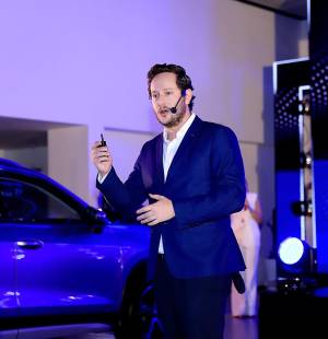Invitados especiales descubrieron durante un coctel en Tegucigalpa la nueva Tiguan 2025, vehículo que como explicó el Director Regional de Mercadeo de Grupo Continental Motores, Ian Hagen, es sinónimo de innovación y seguridad. Integra tecnologías como el Travel Assist, asistente de cambio de carril y apertura automática del maletero con el pie, ofreciendo al conductor un mayor control, confort y una experiencia superior en cada viaje, aseguró.