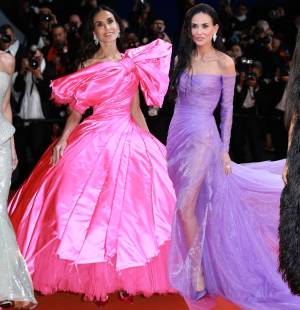 Demi Moore ha brillado sobre la alfombra roja del Festival de Cannes con una serie de looks impactantes que combinan elegancia, dramatismo y alta costura, consolidándose como una de las figuras más comentadas de la 79 edición. Entre siluetas esculturales, colores vibrantes y detalles teatrales, Moore ha transformado cada aparición en un auténtico momento de moda.