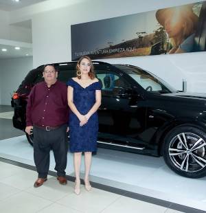 BAC y BMW prepararon una experiencia multisensorial a clientes selectos, donde pudieron disfrutar de una exquisita cena y vivir la experiencia BMW con el vehículo Thex7. En la foto: Ramón Paz, Representante de BMW y Wendy Valenzuela, Subgerente de Private Banking Bac.