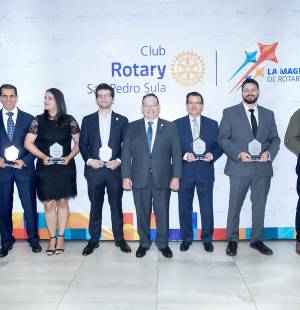 Con un espíritu de gratitud y reconocimiento, el Club Rotario San Pedro Sula celebró su esperada <i>“</i>Noche de donantes y entrega del premio Paul Harris 2025”, una velada dedicada a exaltar la solidaridad, el compromiso social y el trabajo en equipo que han marcado la trayectoria de esta organización. En la foto: Representantes de las empresas donantes para proyectos sociales del CR-SPS que recibieron reconocimiento: Eduardo Ictech de Acosa, Silvia López de Cementos del Norte, Liam Wolozny de Dil Corporación, Oscar Bográn, presidente del Club Rotario San Pedro Sula, Rubén Wolozny de Frio Partes, José Luis Elvir de Ciudad Jaraguá y Farid Kattum de Cargill de Honduras.