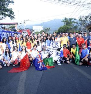 La <b>Senior Entrance</b> de la promoción 2026 de la <b>Episcopal El Buen Pastor School</b> marcó el inicio de la etapa final para sus 46 estudiantes. Bajo el lema <b>“More than memories”</b>, la jornada se vivió con emoción y orgullo, en una caravana llena de color y alegría que partió desde la tercera calle, detrás del <b>Estadio Francisco Morazán</b>. Inspirados en el espíritu del <b>Mundial 2026</b>, el evento celebró la unión, la amistad y el comienzo de una etapa inolvidable.