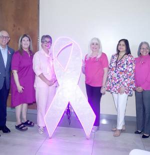 Octubre marca el mes de la concientización y recaudación de fondos para la lucha contra el cáncer de mama, y como cada año, el Programa Listones de Amor dio inicio a sus actividades con el encendido de la Flama Rosa. El emotivo evento tuvo lugar en el salón Pulhapanzak del Hotel Copantl &amp; Convention Center, en un ambiente lleno de esperanza, solidaridad y compromiso con la vida. En la foto: Helha Bahr, Carlos Paz, Giselle Downing, Linda Coello, Jackie Babun, sobreviviente de cáncer, Suyapa Bejarano y Mari Cruz Guardado.