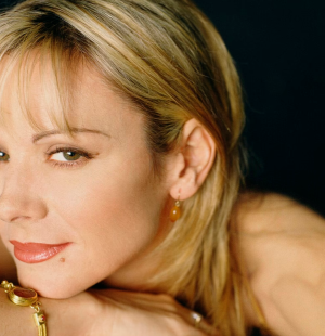 She's back! Un portavoz de HBO confirmó que Kim Cattrall regresará como Samantha Jones a la segunda temporada de And Just Like That..., sorprendiendo y alegrando a los fanáticos de Sex and the City. Por esa razón, te mostraremos algunas de las mejores frases de este increíble personaje a lo largo de todas las temporadas y las películas. ¡Te extrañábamos, Samantha!