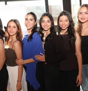 Revista Estilo y Banpaís reunieron a seniors en una experiencia creada para inspirarlas antes de su gran noche en Glam Before the Prom. Entre masterclass, nail bar, glitter bar y asesorías de estilo, cada detalle estuvo pensado para que vivieran un momento único, lleno de belleza, aprendizaje y emoción. Diana Pineda, Jimena Caballero, Mía Sierra, Katherine Canizález, Mariana Mata y Madeline Molina.