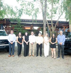 En un exclusivo cóctel en Terra Bistro, la concesionaria Grupo Q, con su marca Chevrolet, presentó los esperados modelos Colorado y Tahoe 2025. Diseñados para ofrecer una experiencia de manejo superior, estos vehículos combinan potencia, tecnología de vanguardia y un diseño moderno, ideales para cualquier tipo de camino.
