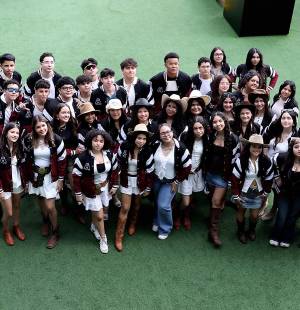La mañana en la Mayan School se llenó de energía y espíritu festivo con la llegada de los seniors 2026. En una colorida caravana, los estudiantes hicieron su gran entrada luciendo outfits de vaqueros. Entre música, risas y la emoción de quienes los recibían, los seniors 2026 dieron inicio oficial a su último año escolar, comenzando así una etapa que promete estar llena de recuerdos, aventuras y momentos para atesorar.