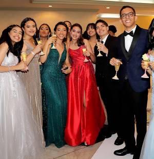 La generación 2023 de La Estancia School vivió una prom party cargada de emociones, en una noche mágica cargada de sueños. La alegría desbordaba en risas contagiosas, mientras las lágrimas de despedida brillaban en los ojos, recordándoles que ese momento era efímero pero eterno en su recuerdo.