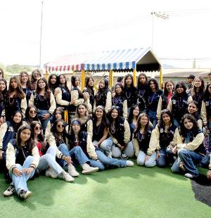 Con mucha emoción y espíritu de promoción, los seniors 2026 de La Estancia School celebraron su Senior Entrance con un desayuno especial en Ventu. Entre risas, abrazos y fotos para el recuerdo, se prepararon para dirigirse a su escuela en vehículos decorados, listos para vivir su último primer día de clases. ¡Un inicio de año que promete ser inolvidable!