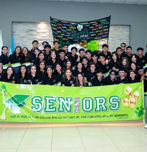 ¡Llegó el gran día! Los seniors 2026 de la Academia Los Pinares iniciaron su último año de high school con un emotivo desayuno junto a sus seres queridos. Posteriormente, la celebración continuó con una alegre caravana de motocicletas y vehículos decorados con globos y pancartas, que recorrió las calles hasta llegar a su querida escuela. Con entusiasmo y emoción, los estudiantes vivieron el comienzo de un año que promete estar lleno de recuerdos, aprendizajes y experiencias que los acompañarán toda la vida.