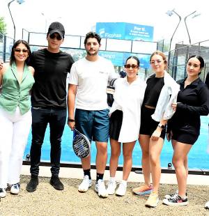 OG Padel Club, el primer club de Pádel en Honduras abrió sus puertas con una ceremonia inaugural llena de entusiasmo y pasión donde amigos y familiares de Eugenio Torres, dueño y fundador, disfrutaron de emocionantes partidos en las canchas abiertas especialmente para ellos. En esta foto: <i><b>Nina Dimitrakis, Karina Lara, Juancarlos Alvarez, Eugenio Torres, Sofia Mata, Bernice Creamer, Valentina Martinez y Mario Villeda</b></i>