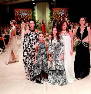 Sofisticado y elegante, así es el verano 2024 de Enrollarte, la firma hondureña que eleva el estilo tropical al más alto nivel. Adriana Callejas y sus hermanas Nan y Pamie Marinakys abrieron la VIII edición de BAC Estilo Moda con una apuesta femenina, cargada de prendas fluidas y confortables inspiradas en Dubai.