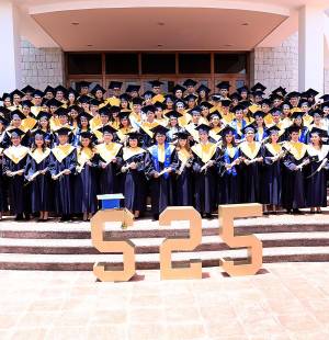 Con una emotiva ceremonia la generación 2025 de La Estancia School celebró su esperada graduación. En un ambiente lleno de emoción, abrazos y sueños cumplidos, los estudiantes recibieron sus diplomas acompañados del cariño de sus familias, docentes y amigos.