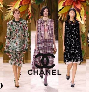 El director creativo de Chanel, Matthieu Blazy, creó un jardín con una escenografía compuesta por flores en 3D, enredaderas y hojas gigantes, que evocó los paisajes emblemáticos de cuentos clásicos como “Ricitos de Oro”, “El Gato con Botas” y “El patito feo” en el Grand Palais de París para presentar la colección Haute Couture de otoño-invierno 2026-2027 de la <i>maison</i>.