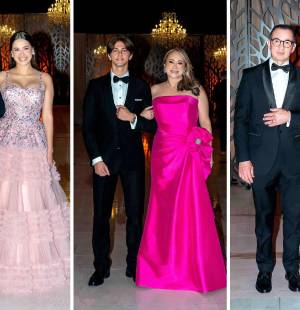 El momento sublime de la velada, inició con el desfile de padres e hijos, quienes hicieron un recorrido desde las gradas ubicadas en el lobby, para luego ingresar al salón y posarse en la pista para protagonizar el emotivo instante.