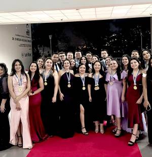 UNITEC celebró el evento Interns’ Farewell, una despedida especial dedicada a los estudiantes de Medicina y Cirugía que están por iniciar su internado. Esta actividad marcó el cierre de su etapa universitaria y reconoció el compromiso, la vocación y la preparación integral con la que han sido formados para ejercer la medicina con responsabilidad, empatía y excelencia. UNITEC reafirma su compromiso de formar profesionales capaces de innovar y destacar a nivel nacional e internacional, llevando con orgullo los valores de la institución en cada paso de su carrera.