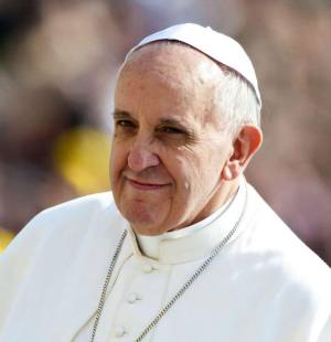 El Papa Francisco no necesitó grandes discursos para transformar conciencias. Con una sola frase, podía abrir el alma, derribar estructuras y recordarnos el valor de lo sencillo. Durante su pontificado, nos habló con un lenguaje directo, cercano, y profundamente humano. Fue un líder espiritual, sí. Pero también fue un hombre que supo mirar a los ojos del mundo con compasión. Hoy que el mundo lo despide, repasamos algunas de sus frases más poderosas.