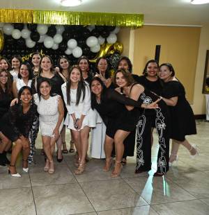 Exalumnas del Instituto María Auxiliadora celebraron con orgullo sus 20 años de graduación, en un emotivo reencuentro realizado en el Plaza Juan Carlos, Tegucigalpa. El evento estuvo lleno de alegría, premios y momentos especiales que reflejaron el espíritu de unidad y amistad que caracteriza a las promociones salesianas.