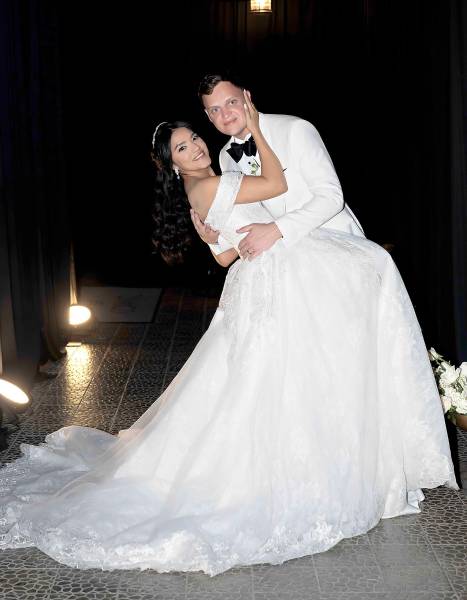 En una celebración llena de fe, amor y elegancia, Brendan Higgins y Eloisa Almendárez unieron sus vidas en sagrado matrimonio, rodeados del cariño de sus familiares y amigos más cercanos. La pareja protagonizó una emotiva ceremonia en la que reafirmó su amor y compromiso, dando paso a una nueva etapa juntos con la bendición de sus seres queridos. En la foto: Los felices esposos Brendan Higgins y su amada Eloísa Almendárez.