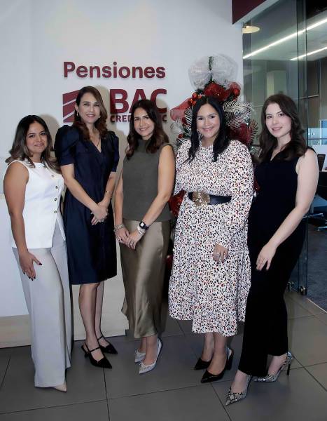 El inicio de la época más hermosa del año, la Navidad, fue el motivo por el cual la gerencia de Banca Privada de BAC reunió a sus clientes para celebrar un encuentro lleno de calidez, brindis especiales y sabores que anunciaron oficialmente el comienzo de la temporada festiva. La cita se realizó en la oficina del Edificio Próceres, entre luces, cócteles y momentos memorables. En la foto: Lurvin Hernández, Wendy Valenzuela, Fabiola Cañas, Andrea Cálix y Andrea Pacheco.
