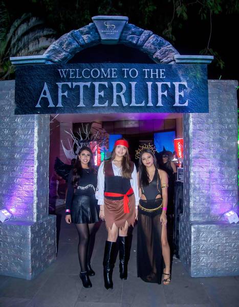 El Club Hondureño Árabe se convirtió en el máximo referente social al celebrar su esperada Halloween Party, un evento que superó todas las expectativas de ambientación. La entrada recreaba un auténtico <i>Camposanto</i>, con cráneos, sepulturas, momias, telarañas y, sin duda, el detalle más memorable: una mano gigante, una clara y divertida referencia al icónico personaje de la familia Addams.