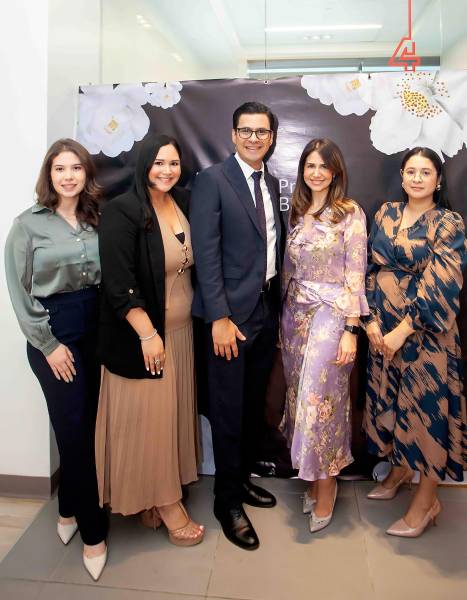 La gerencia de BAC Private Banking ofreció a sus distinguidas clientas de San Pedro Sula una exclusiva y alegre celebración, diseñada para consentirlas y brindarles una experiencia inolvidable. El encuentro se realizó en la Agencia VIP, ubicada en Paseo Próceres. Andrea Pacheco, Andrea Cálix, Leonardo Alvarado, Fabiola Cañas y Sandra Orellana.