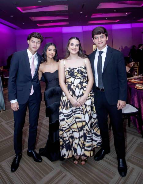 El Club Hondureño Árabe fue el escenario elegido para Marrakech Nights, el senior dinner 2026 de la Escuela Internacional Sampedrana. La decoración, a cargo del equipo de la planner Sofía Barleta, transformó el espacio con tapices, alfombras, lámparas árabes y estaciones temáticas. Cada detalle, cuidadosamente preparado por el gabinete de padres de familia, dio vida a una celebración auténtica, llena de estilo, color y energía juvenil.