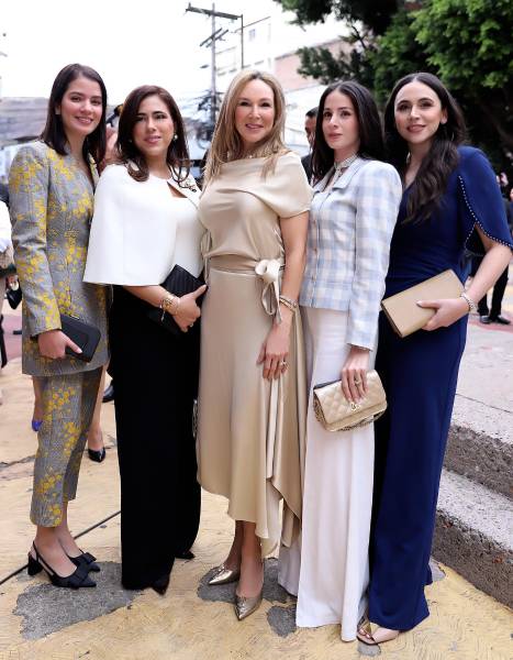 A la toma de posesión asistieron diplomáticos, distinguidas personalidades del ámbito político y gubernamental, así como funcionarios públicos y representantes de la Iglesia, quienes se dieron cita para acompañar a Nasry Asfura en este importante acontecimiento.