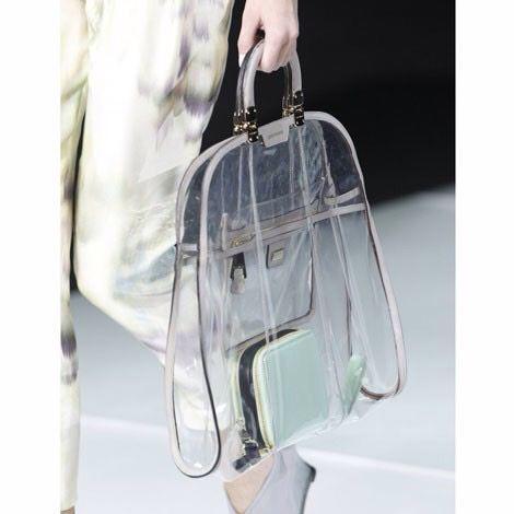 Cómo incorporar bolsos transparentes en tus outfits