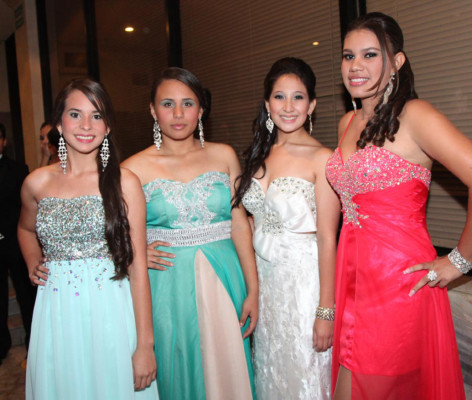 Seniors de la Mayan School se graduan