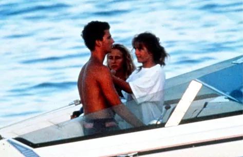 Pero, te preguntas si el rey Felipe ¿Tuvo novias antes de conocer a Letizia?, la respuesta es... Si. Su primera relación fue con Isabel Sartorius, sin embargo a los dos años de relación se dio la ruptura entre ambos. 