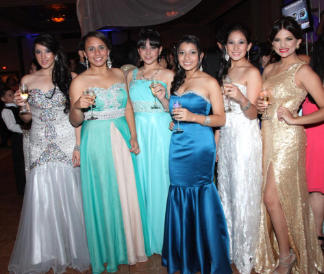 Seniors de la Mayan School se graduan