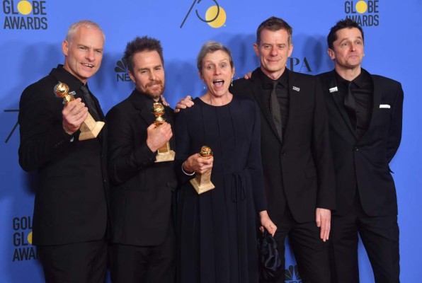 El mejor premio de la noche de los Globos de Oro, lo obtuvo el equipo de 'Three Billboards Outside Ebbing, Missouri', como mejor película. $!El mejor premio de la noche de los Globos de Oro, lo obtuvo el equipo de 'Three Billboards Outside Ebbing, Missouri', como mejor película.