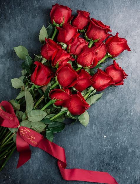 El principal significado del color rojo hace refencia al amor y el erotismo. Por esta razón, las rosas rojas suelen ser el obsequio por excelencia de los enamorados. Un rosa o un ramo de rosas rojas simbolizan <b>el amor, la pasión, la atracción, la seducción y el erotismo que se siente por la pareja</b>.